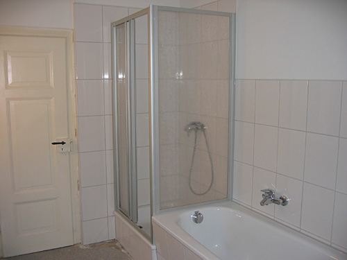 <p>Wände verfugt, anschließende Aufstellung, Montage und Silikonierung von Dusche und Wanne.</p>